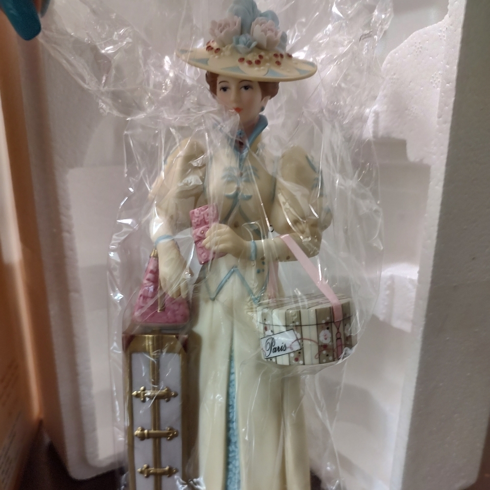 Avon Mrs. Albee 2002
